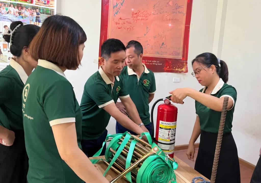 CBNV trao đổi về cách dùng thiết bị chữa cháy