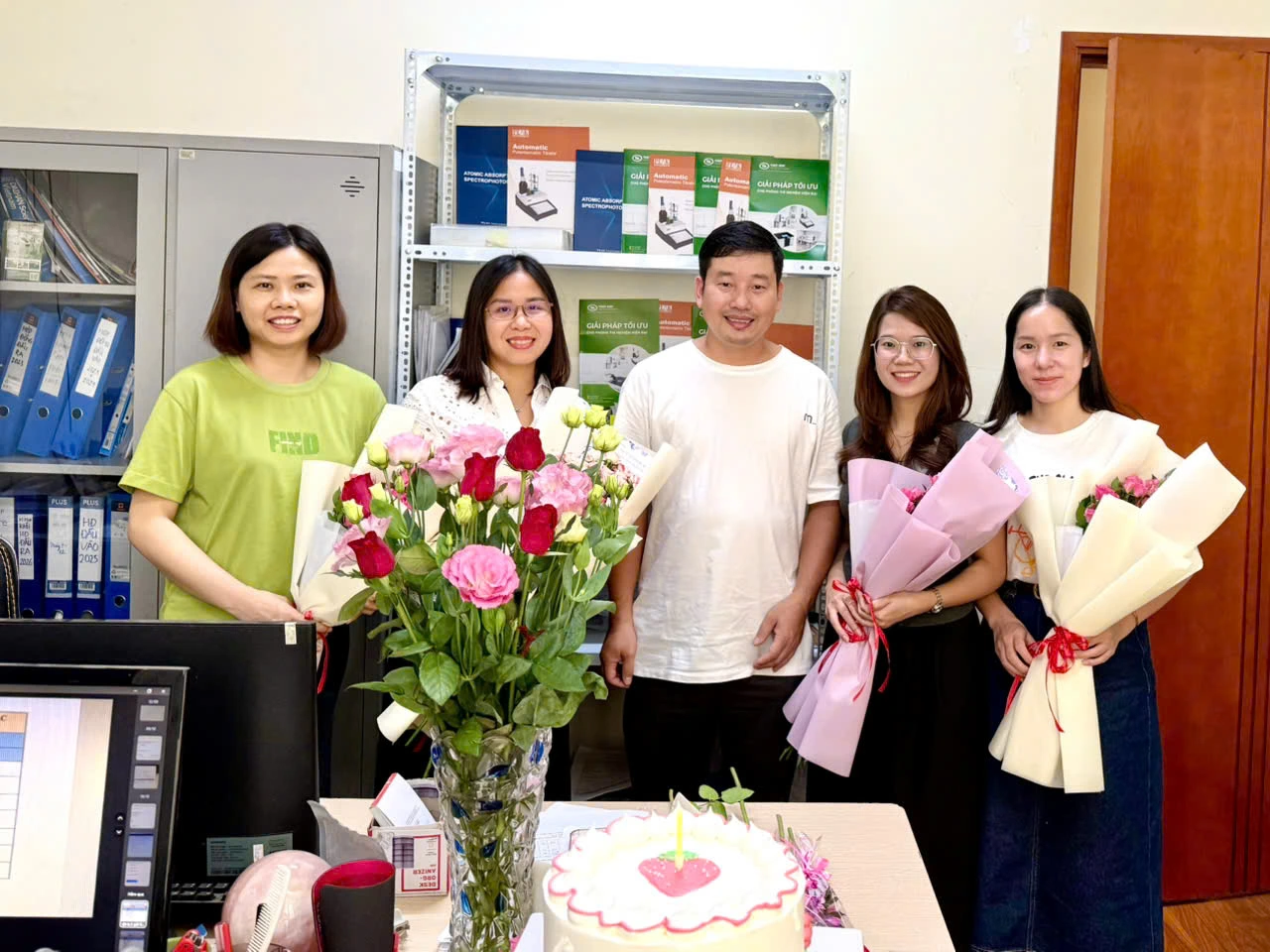 Thùy Anh Lab tặng hoa nhân ngày 20/10