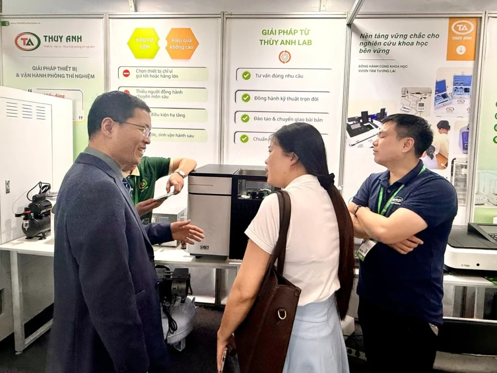 Khách hàng trao đổi cùng chuyên gia kỹ thuật quốc tế tại gian hàng thiết bị phân tích