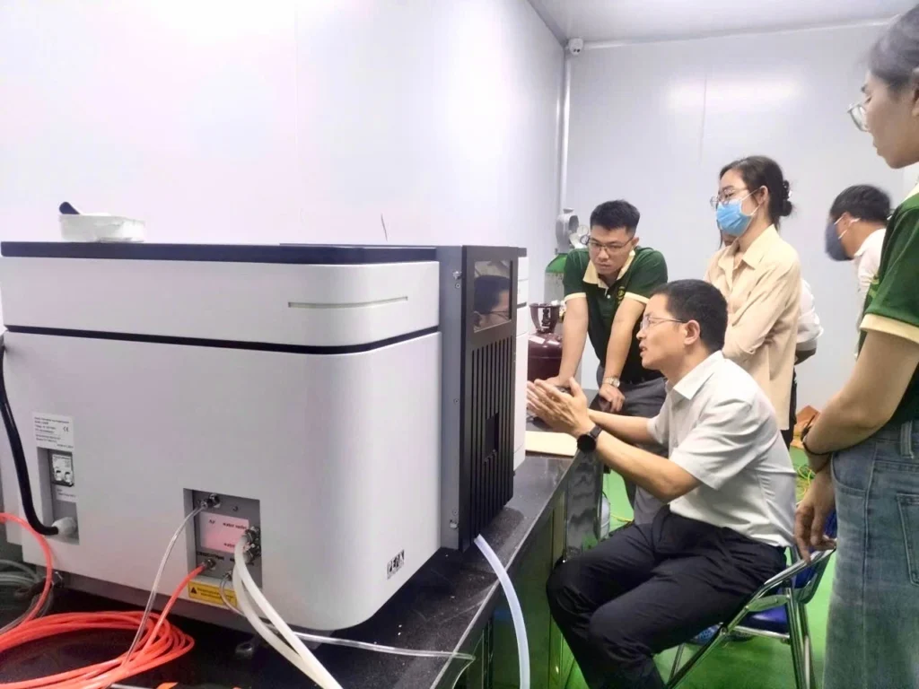 Đại diện PEAK Instrument trực tiếp chuyển giao công nghệ, đào tạo vận hành tại phòng thí nghiệm của khách hàng tại Việt Nam