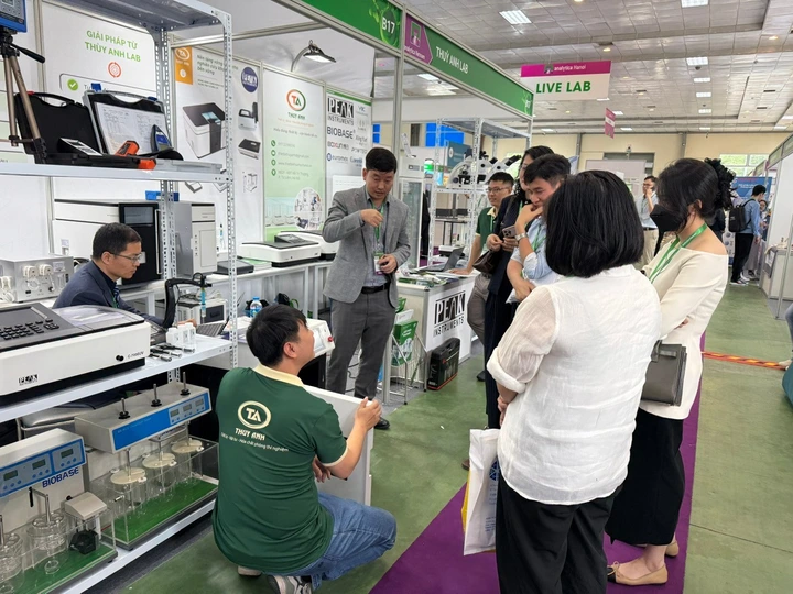 Đội ngũ kỹ thuật của Thùy Anh Lab tích cực tham gia tư vấn, hỗ trợ khách hàng