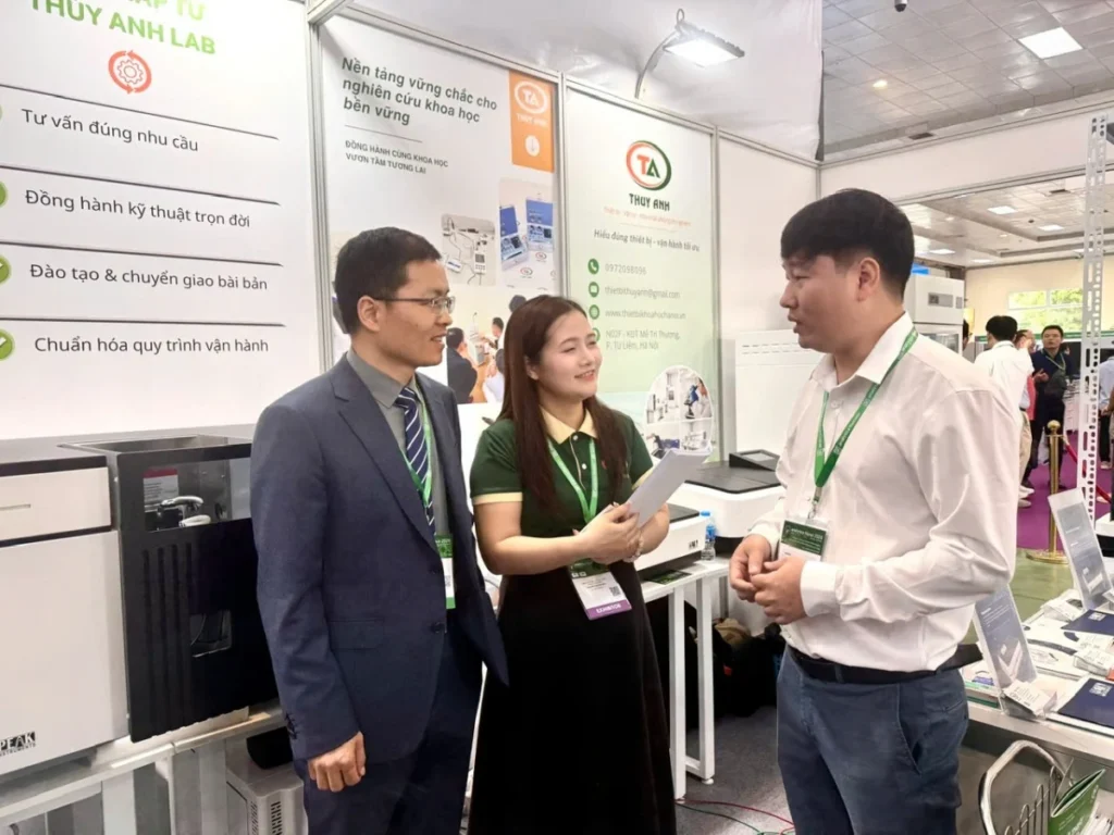 Ông Lâm Văn Thùy (bên phải) trao đổi cùng đại diện hãng sản xuất tại triển lãm về quy trình chuyển giao công nghệ và đào tạo vận hành bài bản