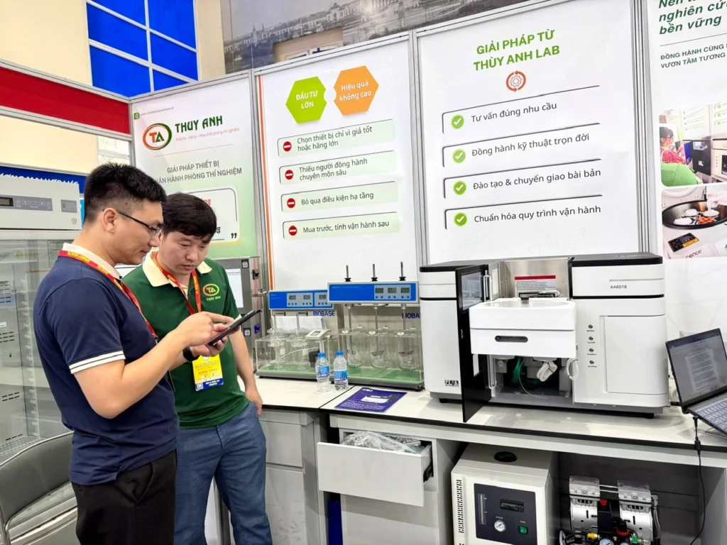 Khách tham quan trải nghiệm thực tế thiết bị phòng thí nghiệm