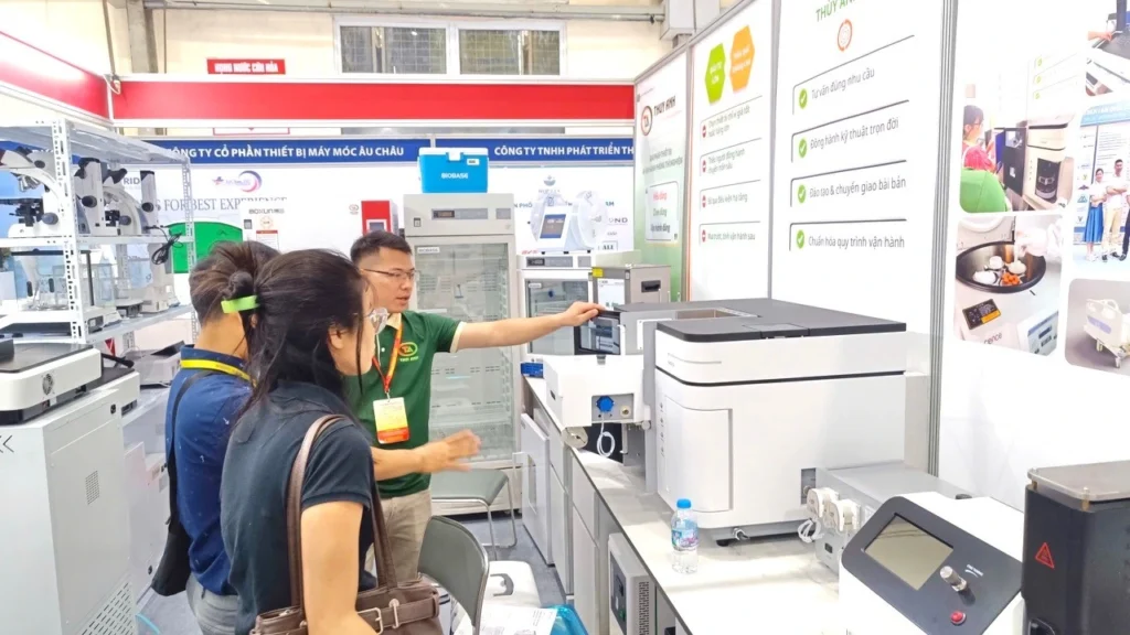 Khách hàng trao đổi cùng Thùy Anh về quy trình vận hành thiết bị