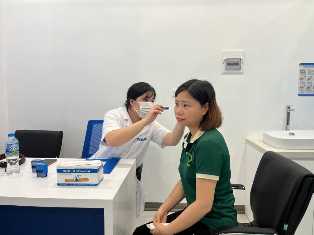 Thùy Anh quan tâm đến sức khỏe của người lao động