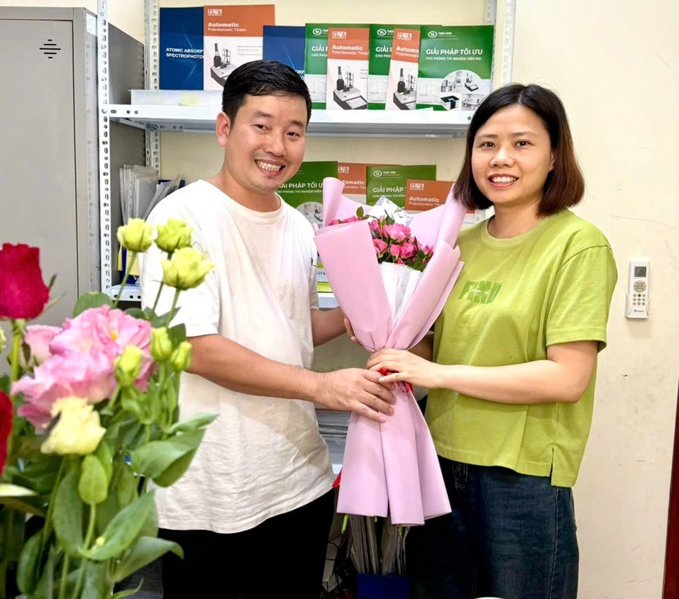 Công ty Thùy Anh tặng hoa chúc mừng nhân ngày Phụ nữ Việt Nam 20/10